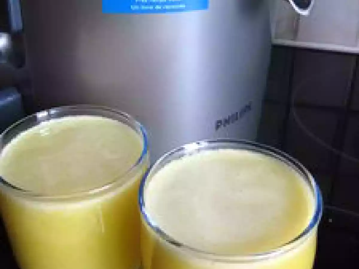 Jus ananas pommes gingembre en centrifugeuse