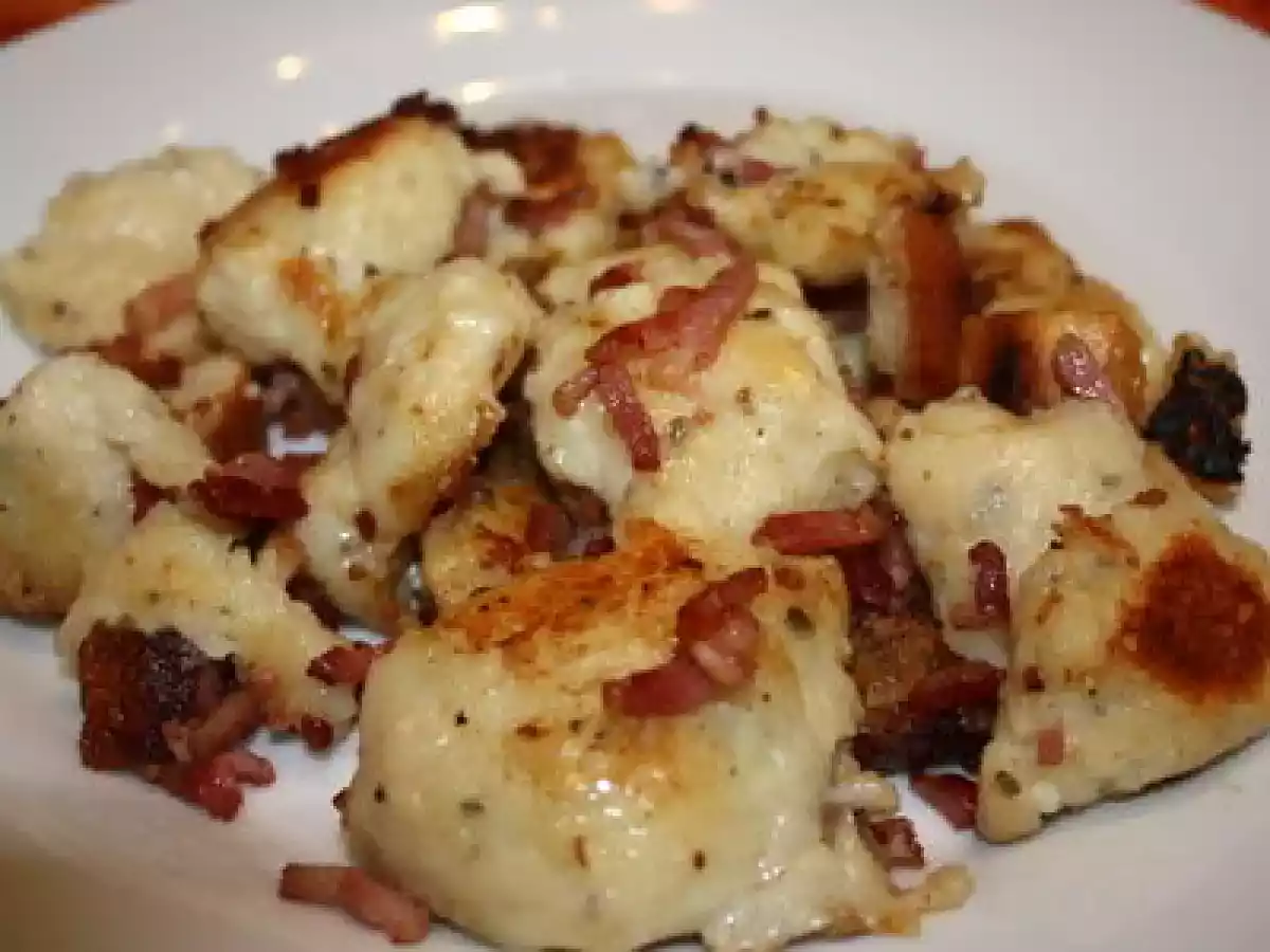 Käseknepfle aux lardons et croûtons de pain