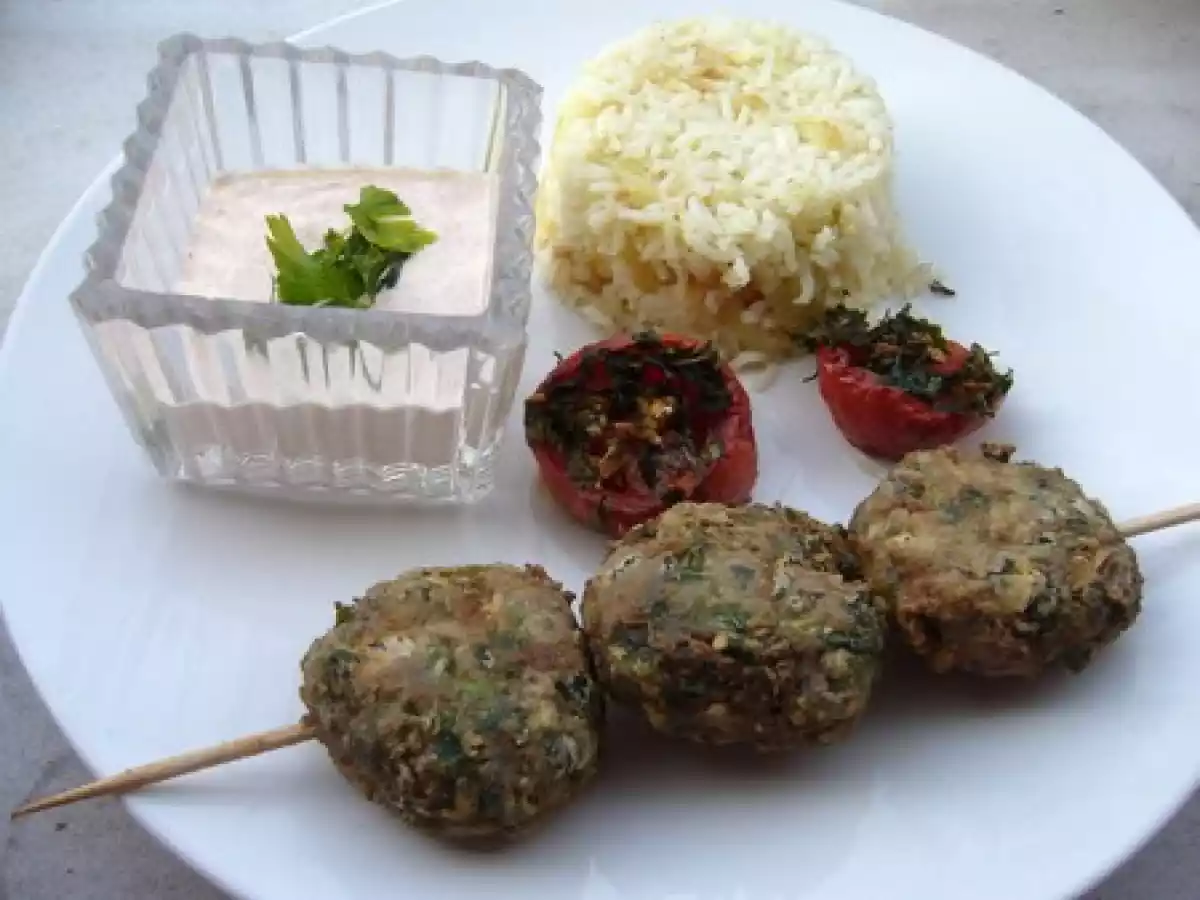 Keftès aux herbes et aux épices, sauce yaourt, riz aux oignons et tomates provençales.