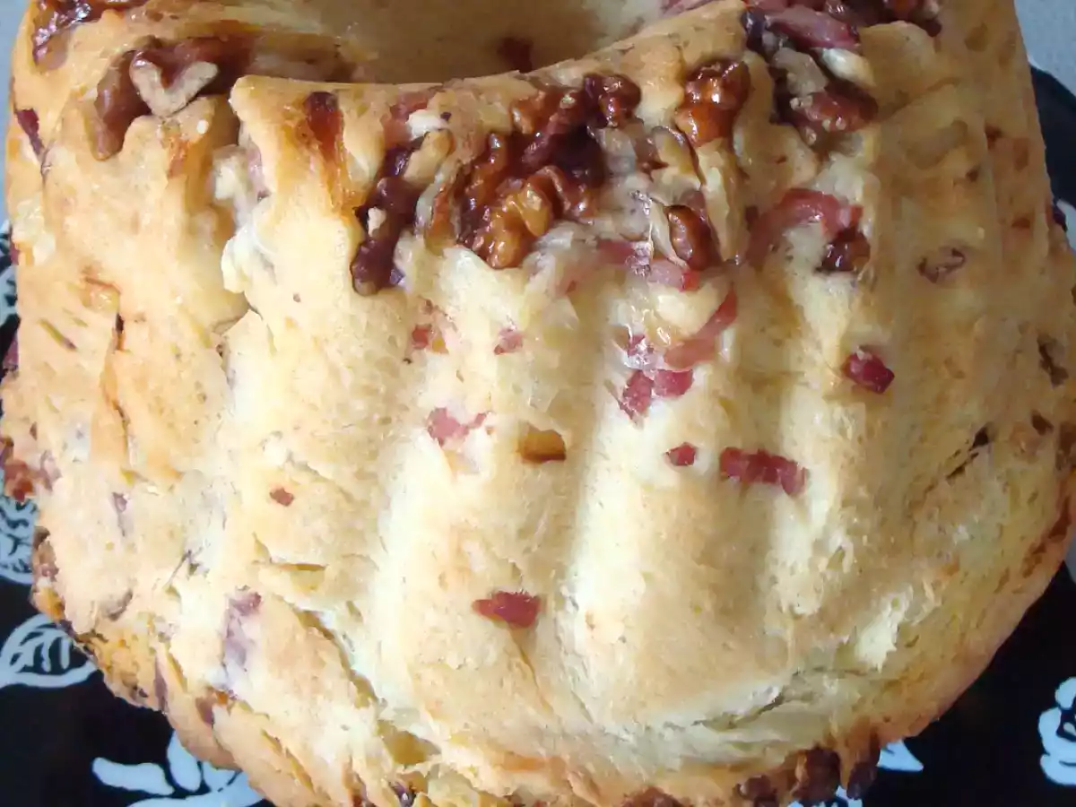 Kouglof aux lardons et aux noix