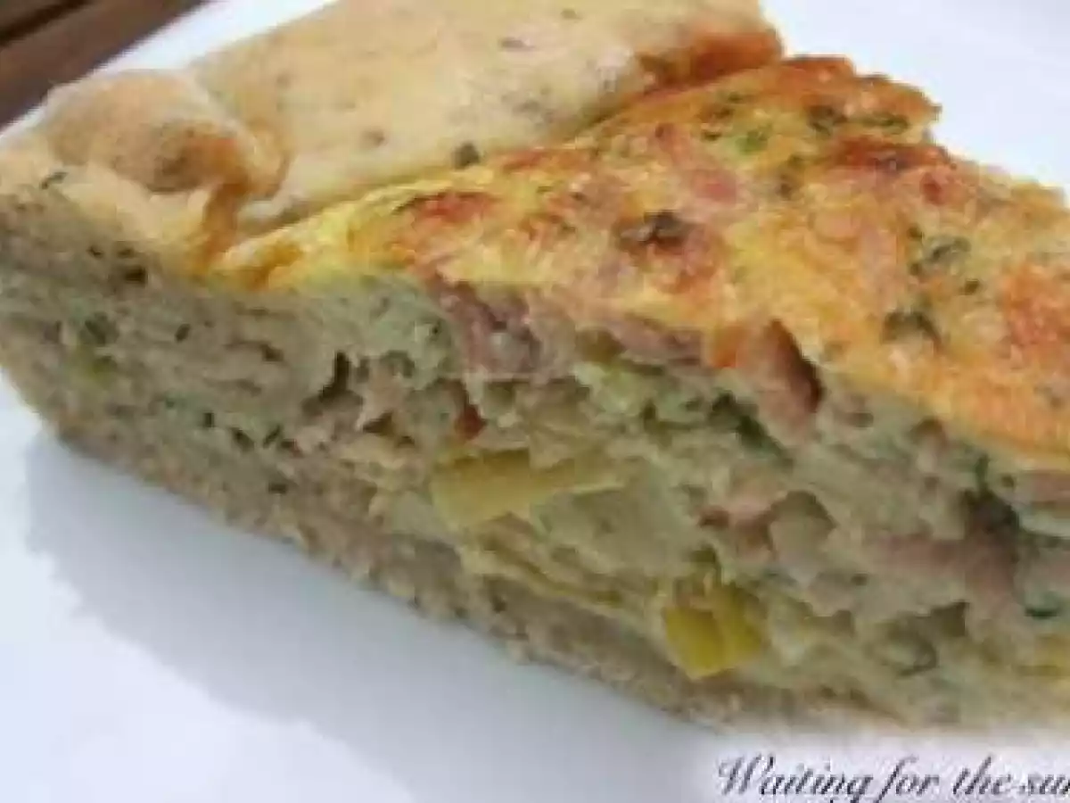 La quiche dans une pâte à pizza, poireaux et pesto