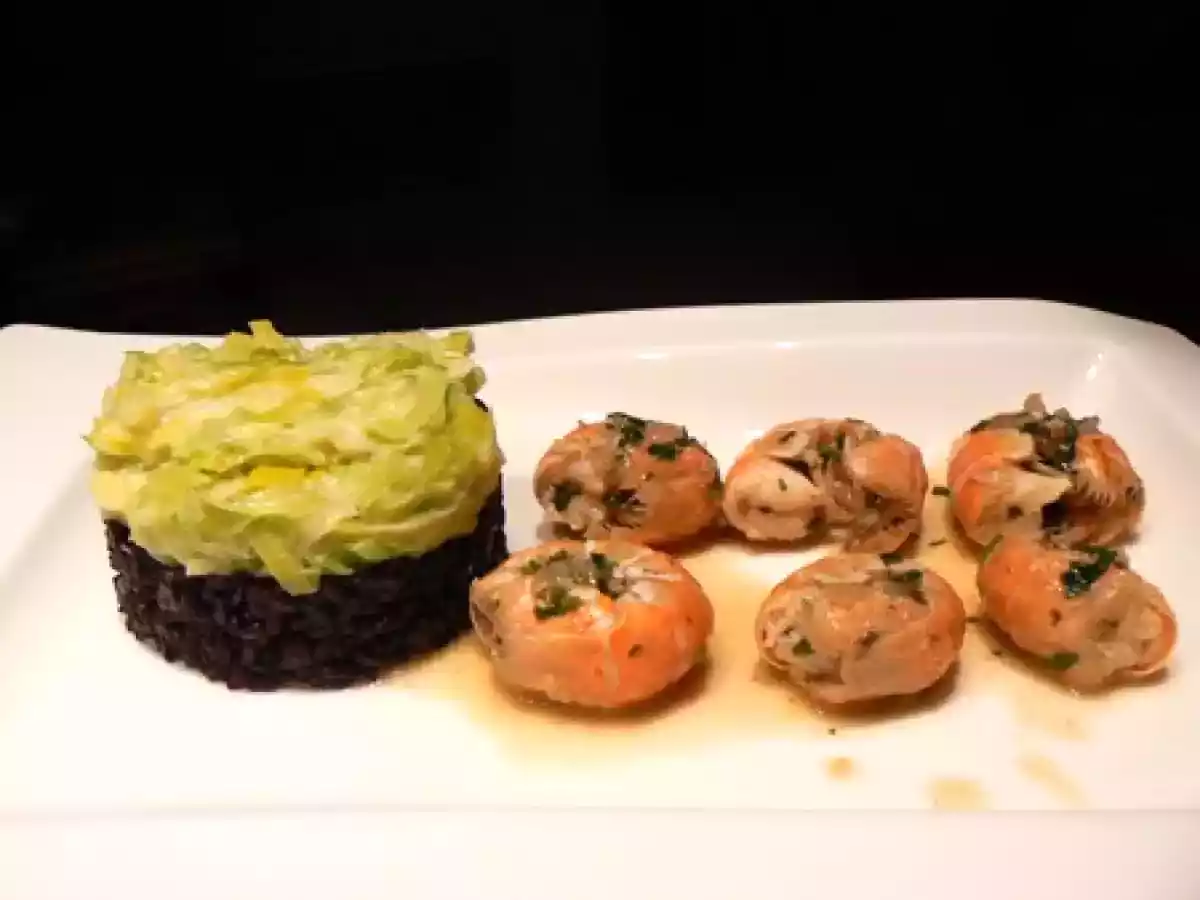 Langoustines sautées aux herbes, riz noir aux poireaux