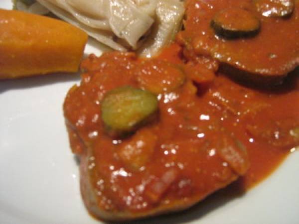 Langue sauce tomates et cornichons