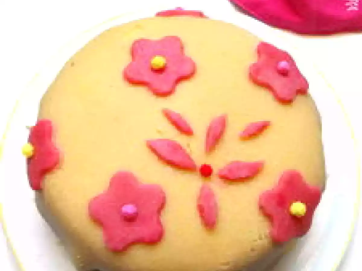 Le fraisier de Sylvie, recouvert de pâte d'amande maison