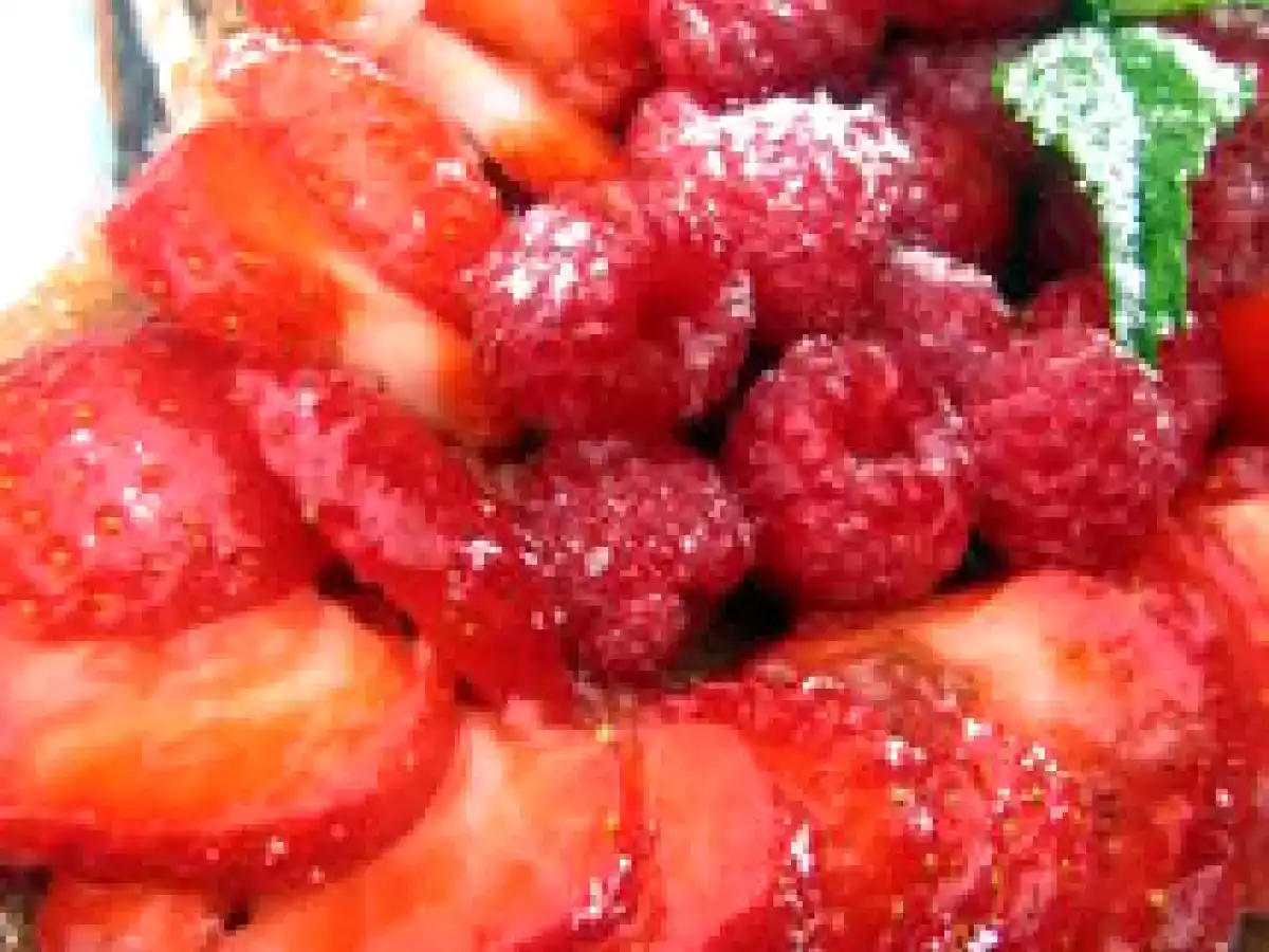 Le gâteau au coco et fruits rouges