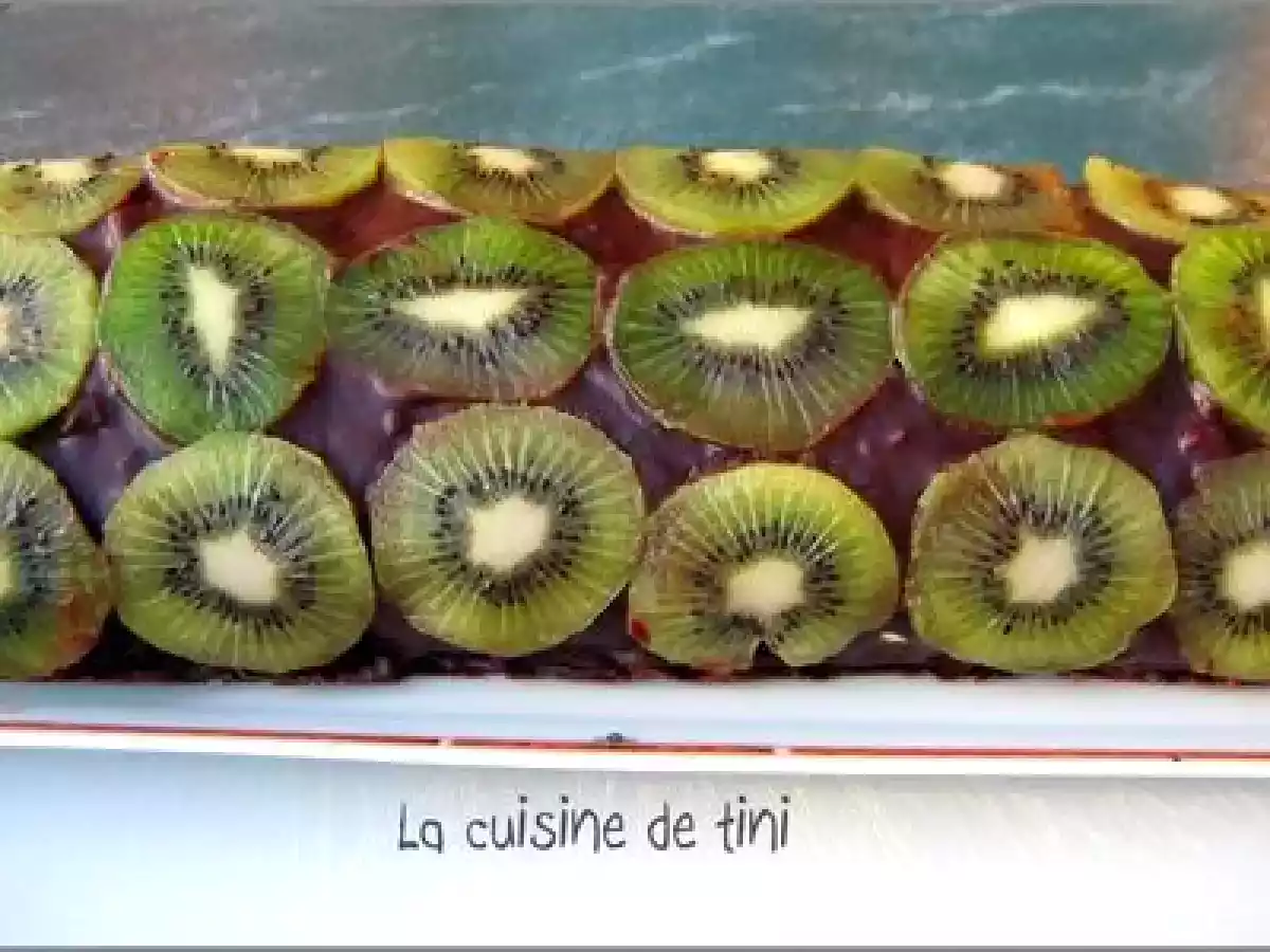 Le gâteau roulé chocolat blanc/kiwis/chocolat noir