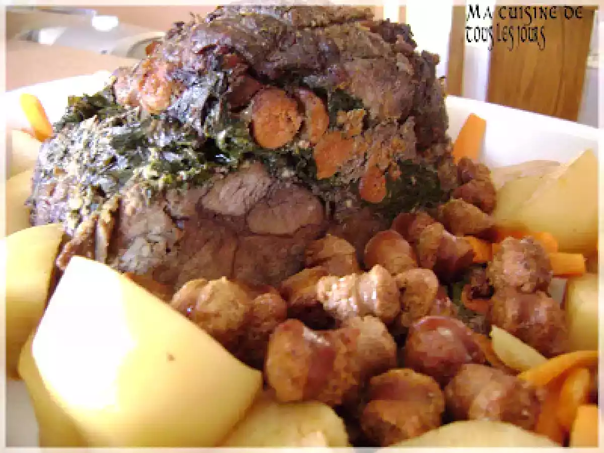 Le gigot d'agneau du dimanche, farci aux merguez et épinards