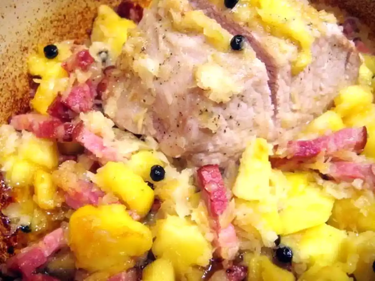 Le Rôti de porc à l'ardennaise ou le rôti aux pommes, peket et lard.