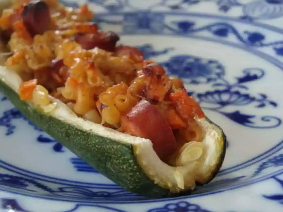 Les courgettes farcies aux coquilettes et aux saucisses de strasbourg