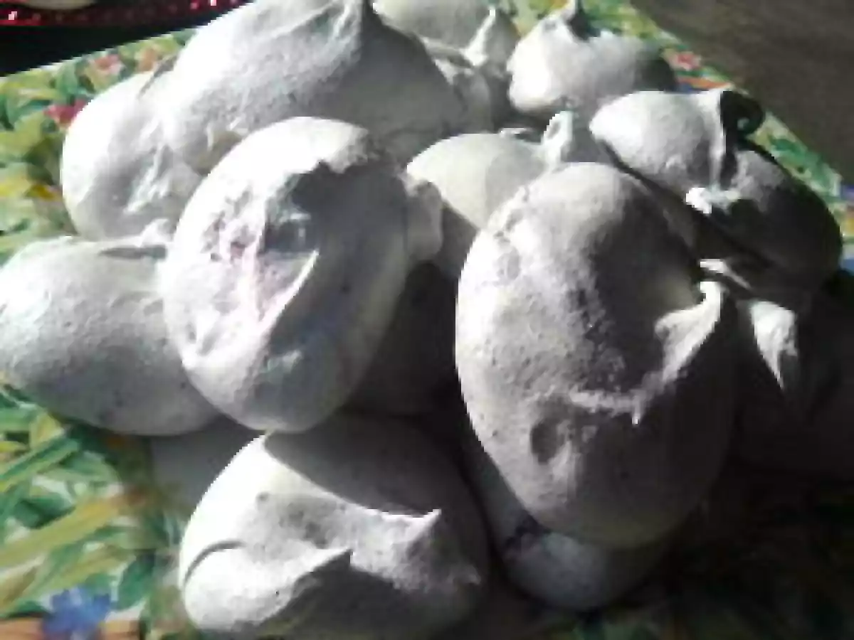 Les meringues trois parfums, myrtille, pistache/pignon, chocolat