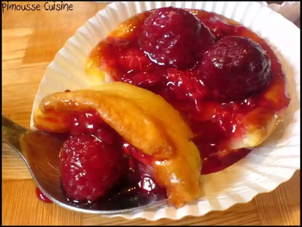 Les tartelette de flan à la mousse de noix de coco et à la framboise