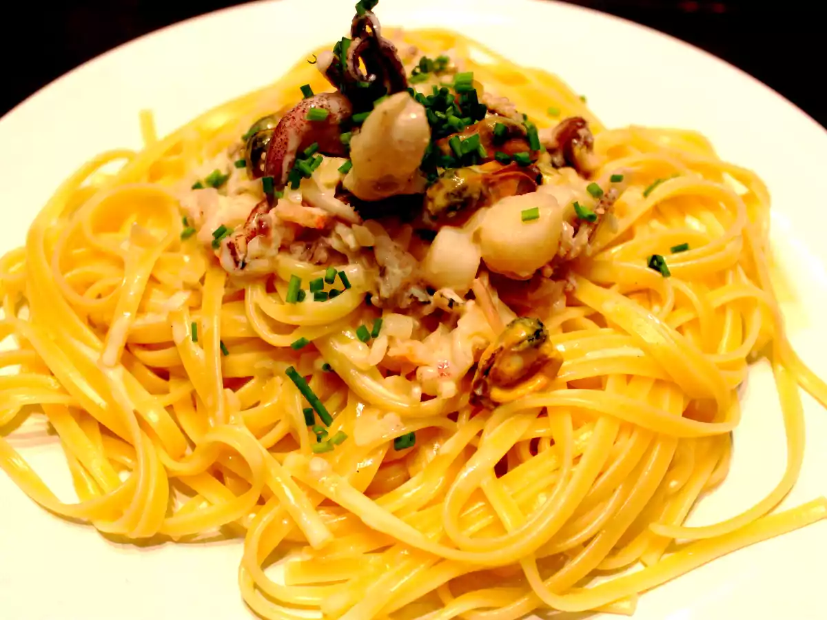 Linguines aux fruits de mer et feuille de combava