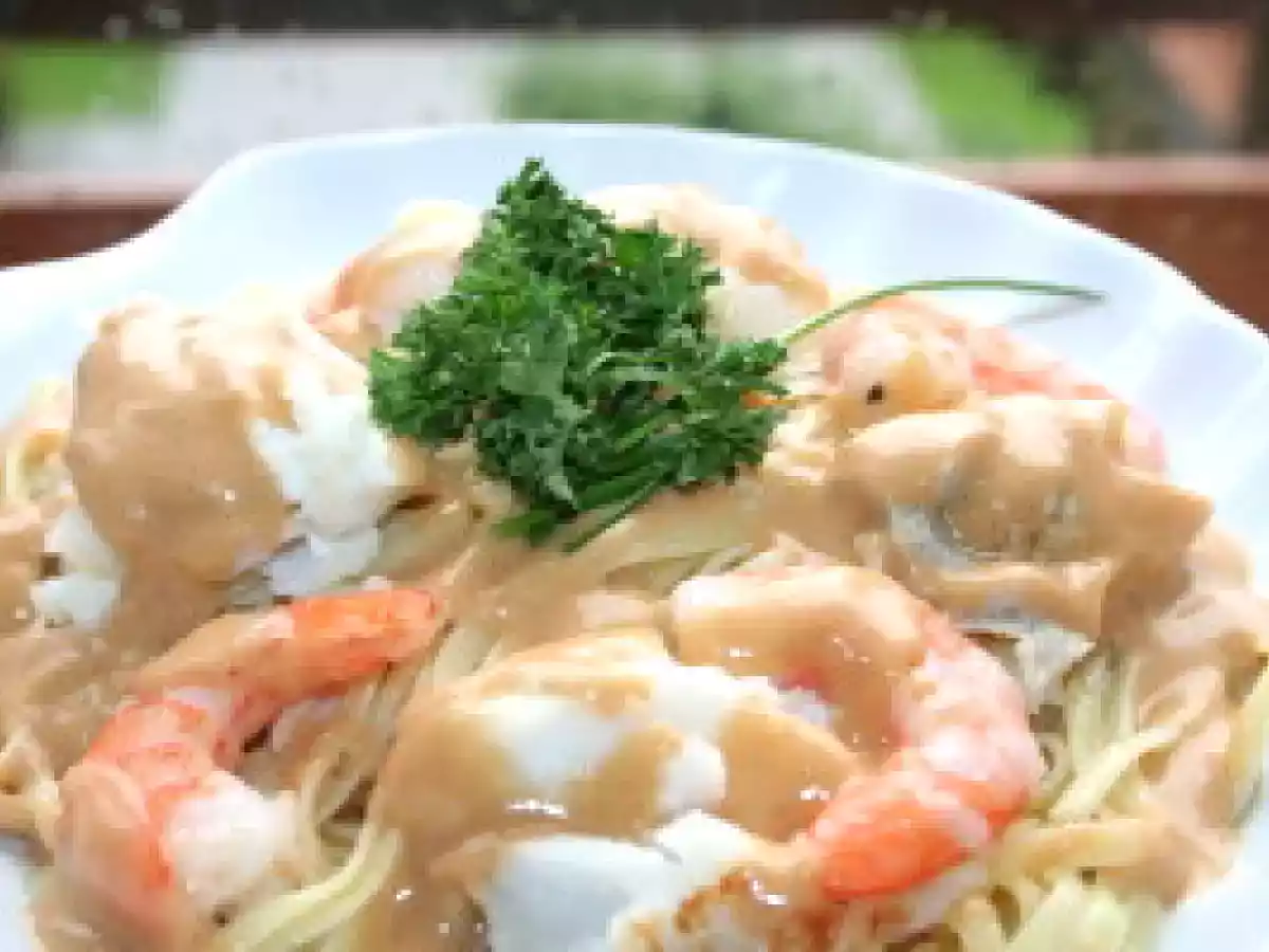 Linguini au cabillaud et aux scampis, sauce au poisson