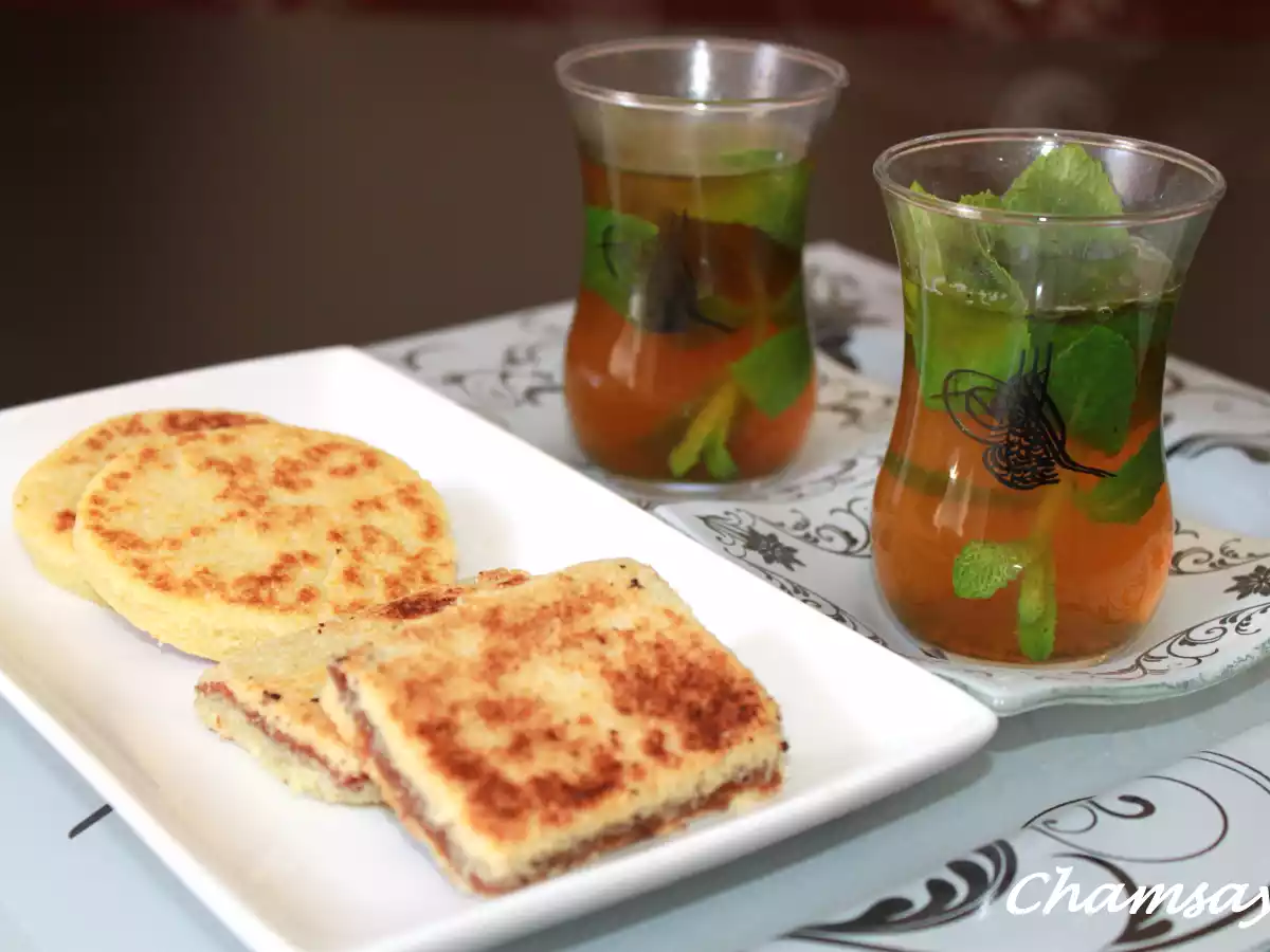 Losanges de semoule aux dattes ou bradjs