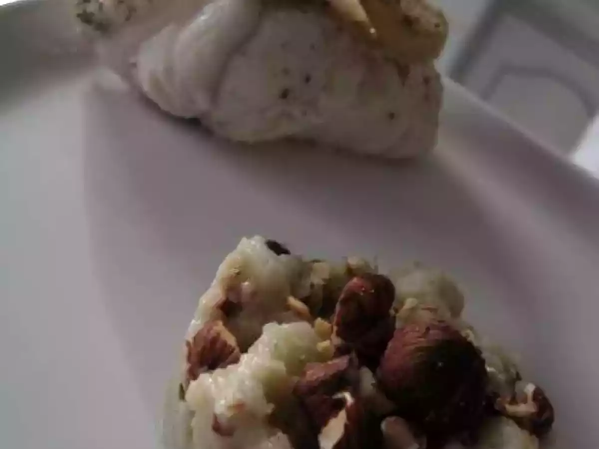 Lotte aux pommes en papillote et purée de topinambours aux noisettes.