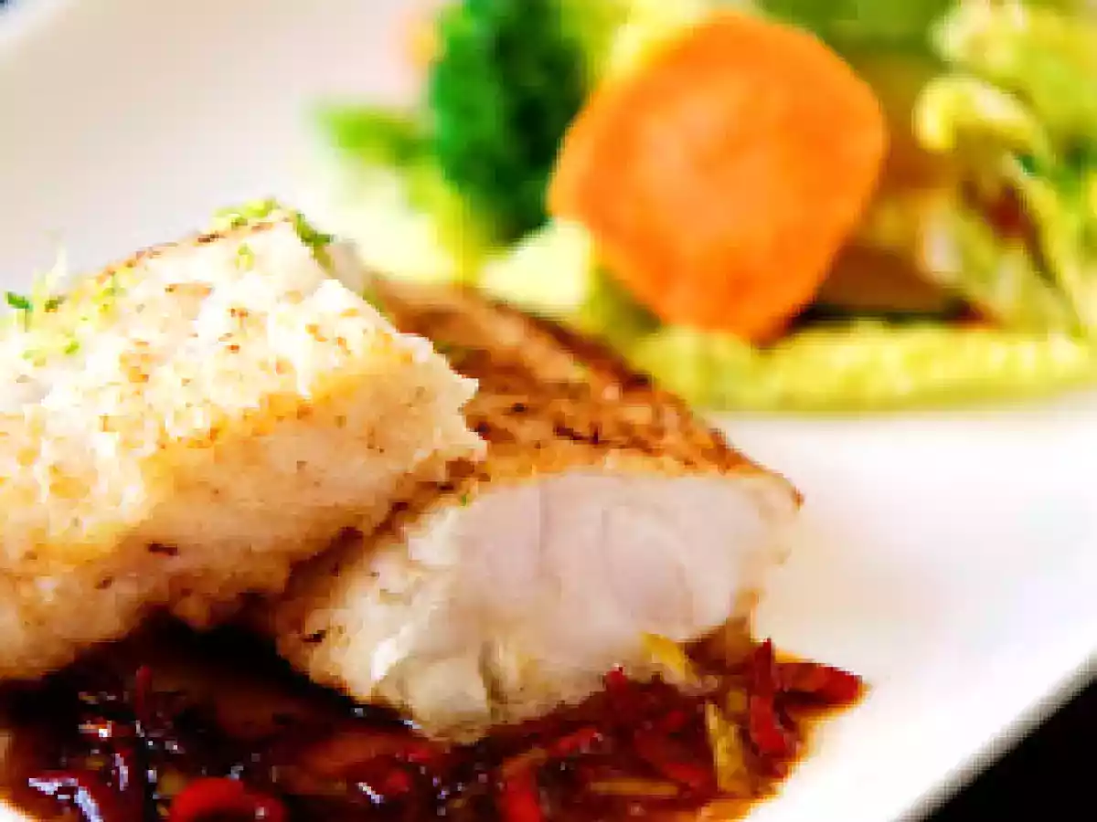 Loup de mer mariné, sauce à la lime et aux piments