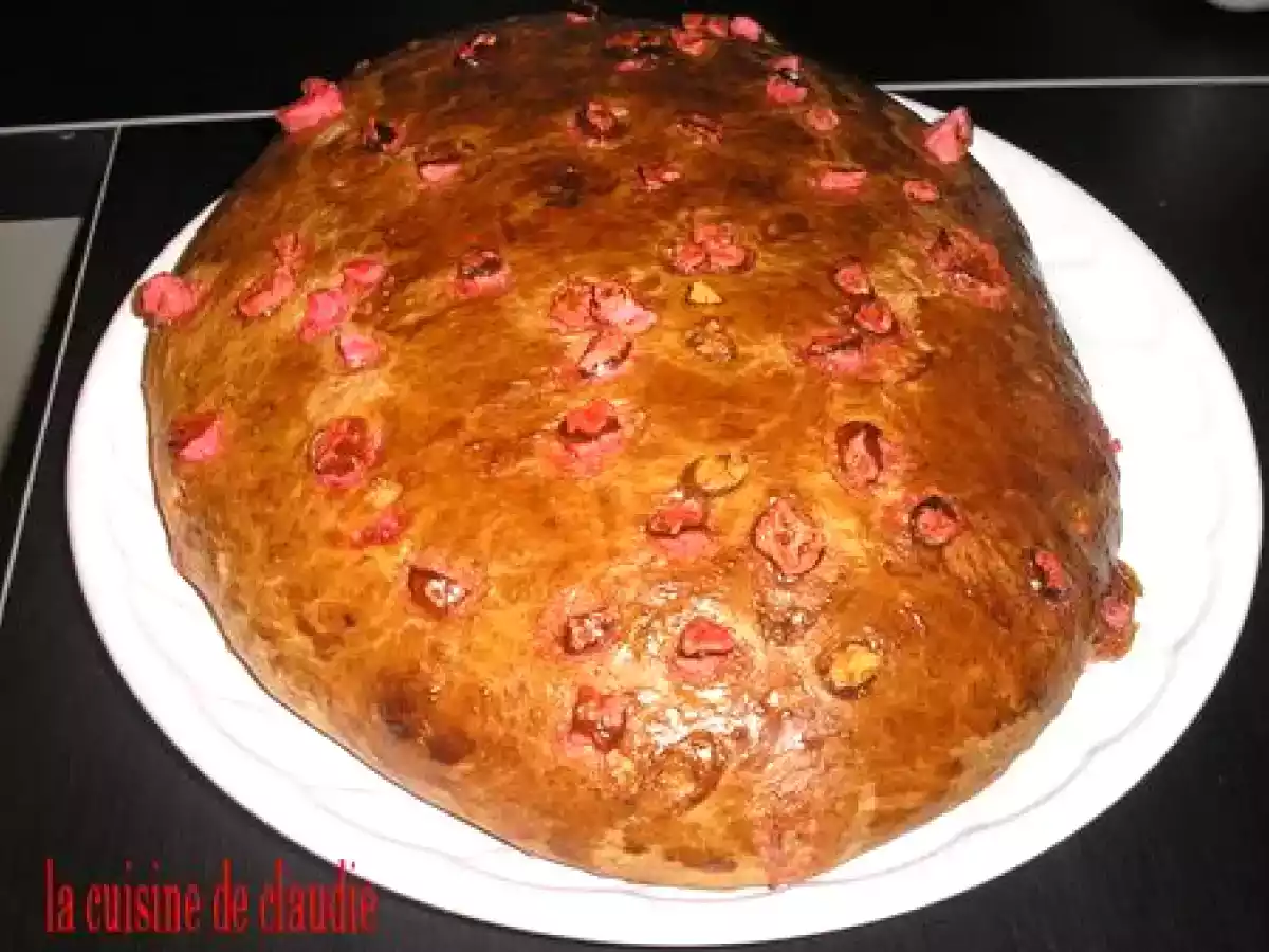 Ma première brioche aux pralines à la main