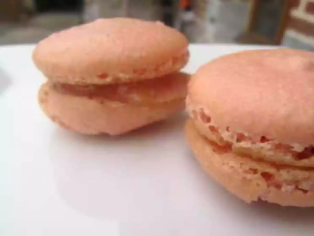 Macaron garnis avec de la gelée de raisin