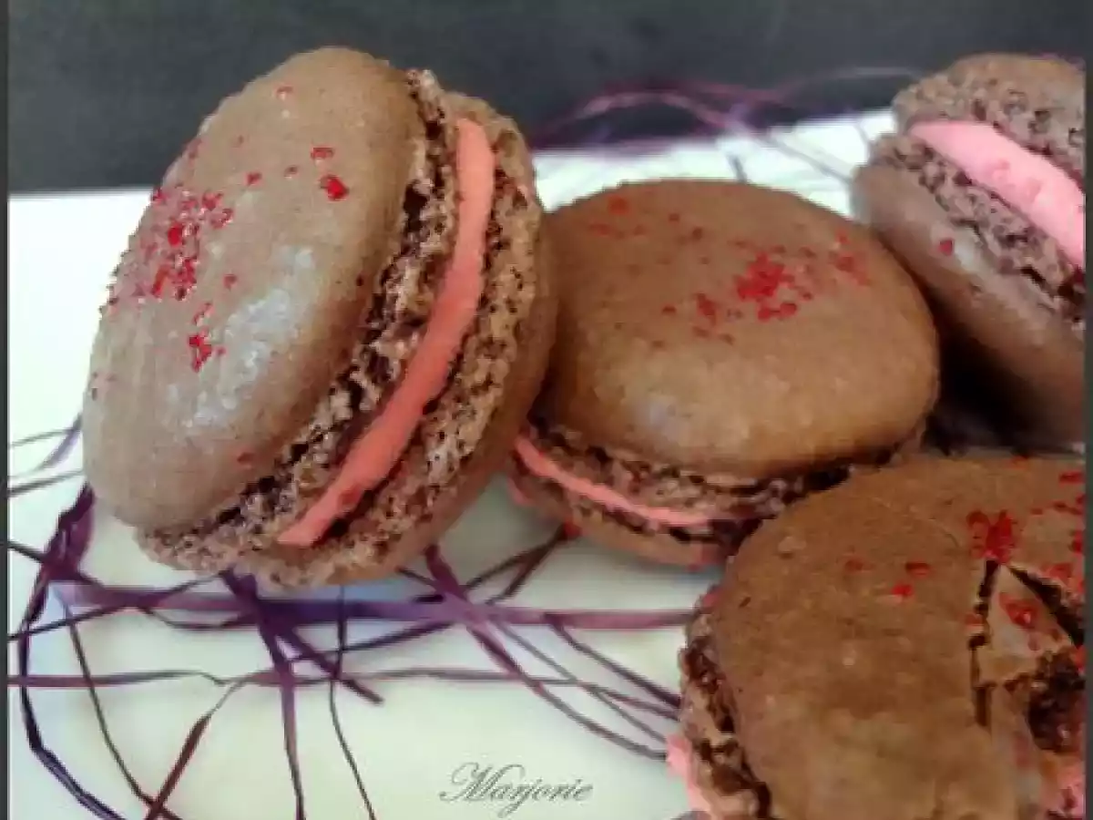 Macaron Noisette & Framboise fourré à la gelée de Framboise-litchi-raisin