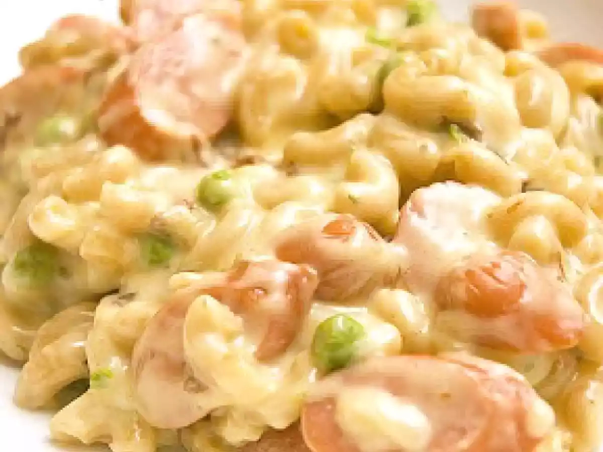 Macaroni au fromage et saucisses fumées