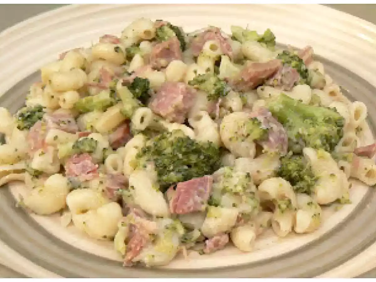 Macaroni au fromage fort, jambon et brocoli