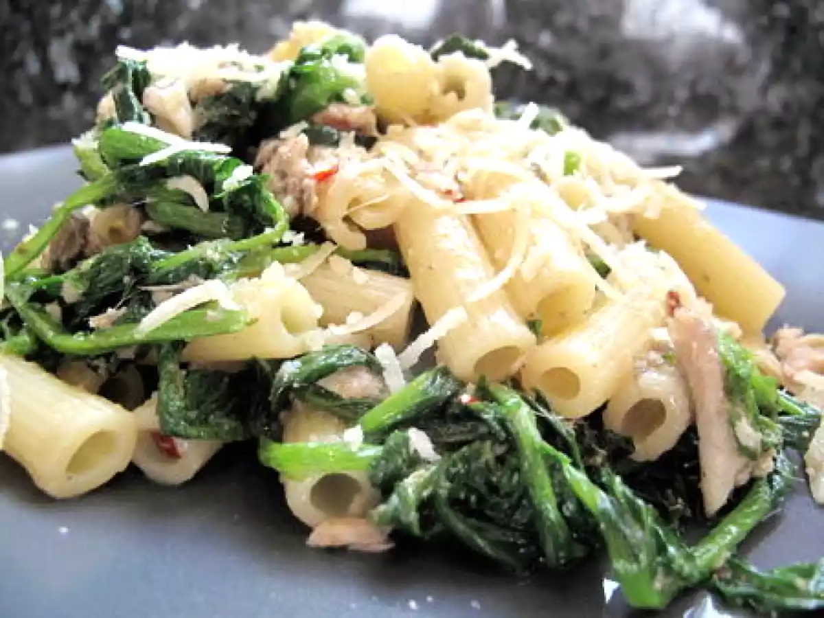 Macaroni aux anchois frais et cime di rapa