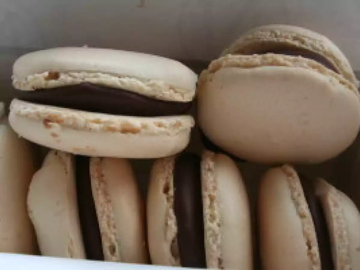 Macarons à la ganache au chocolat, aromatisée au jasmin
