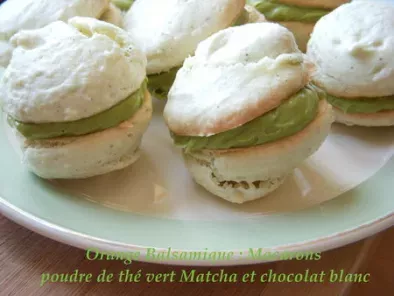 Macarons à la poudre de thé vert Matcha et au chocolat blanc.