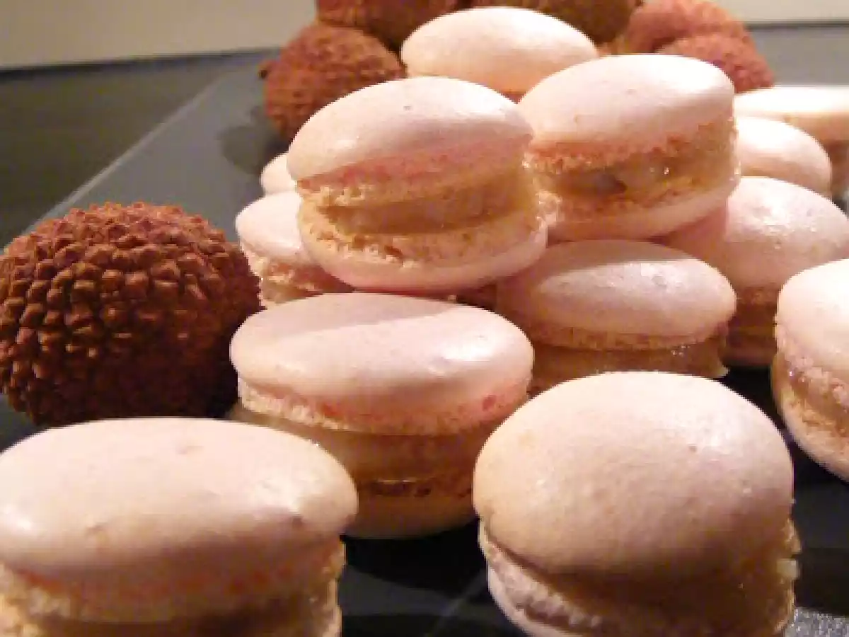 Macarons aux litchis et au chocolat blanc