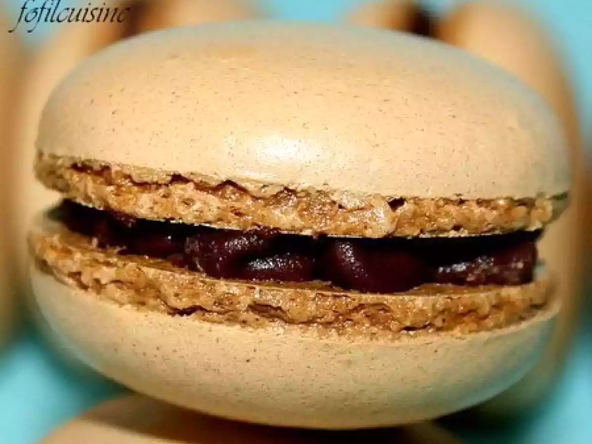 MACARONS: coques café, ganache chocolat-Baileys et coques café fourrage confiture de lait