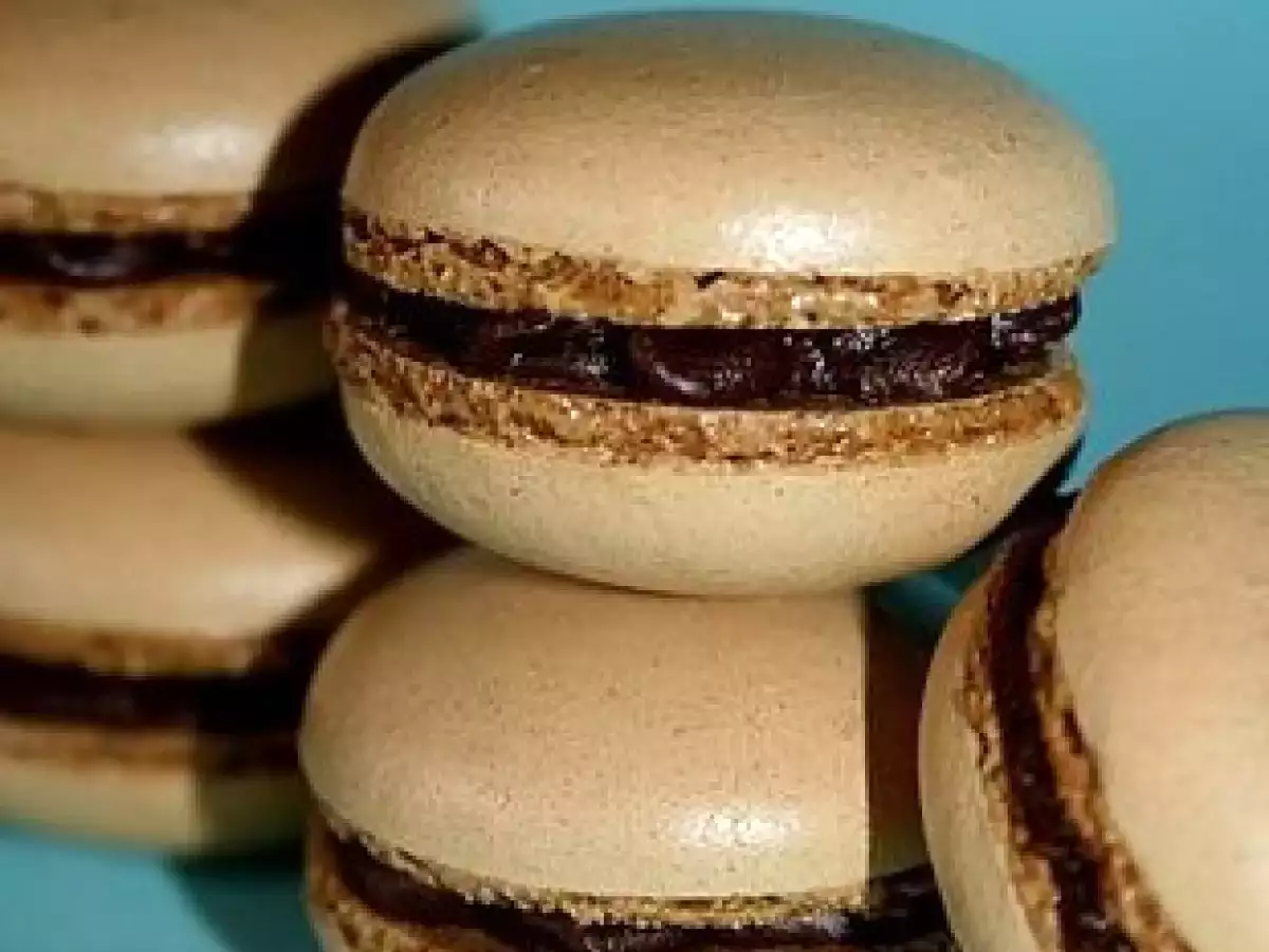 MACARONS: coques café, ganache chocolat-Baileys et coques café fourrage confiture de lait - photo 2