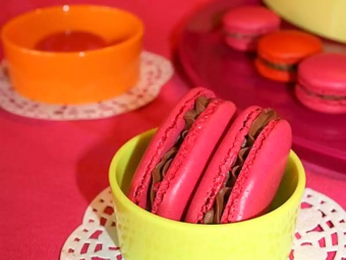 MACARONS: coques noisettes et noisettes/orange.