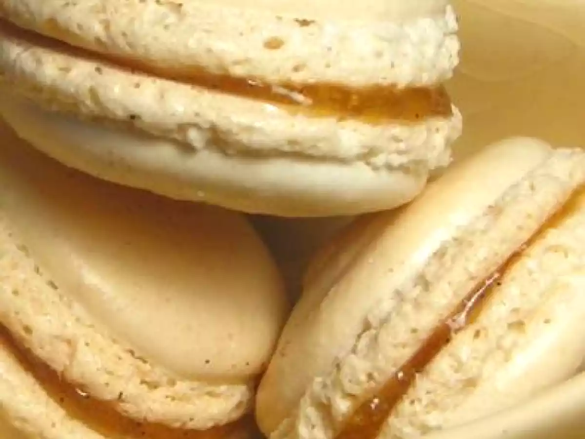 Macarons d'Orient et d'Occident. Dattes-miel-cannelle, poires-caramel au beurre salé