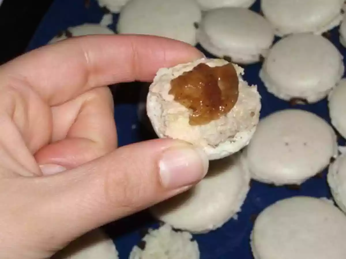 Macarons salés au foie gras et confit d'oignon - photo 2