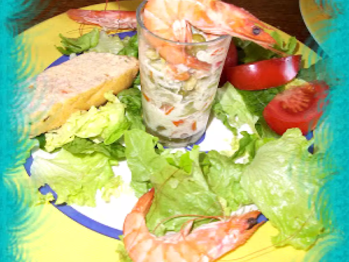 Macédoine en verrine et ses crevettes.