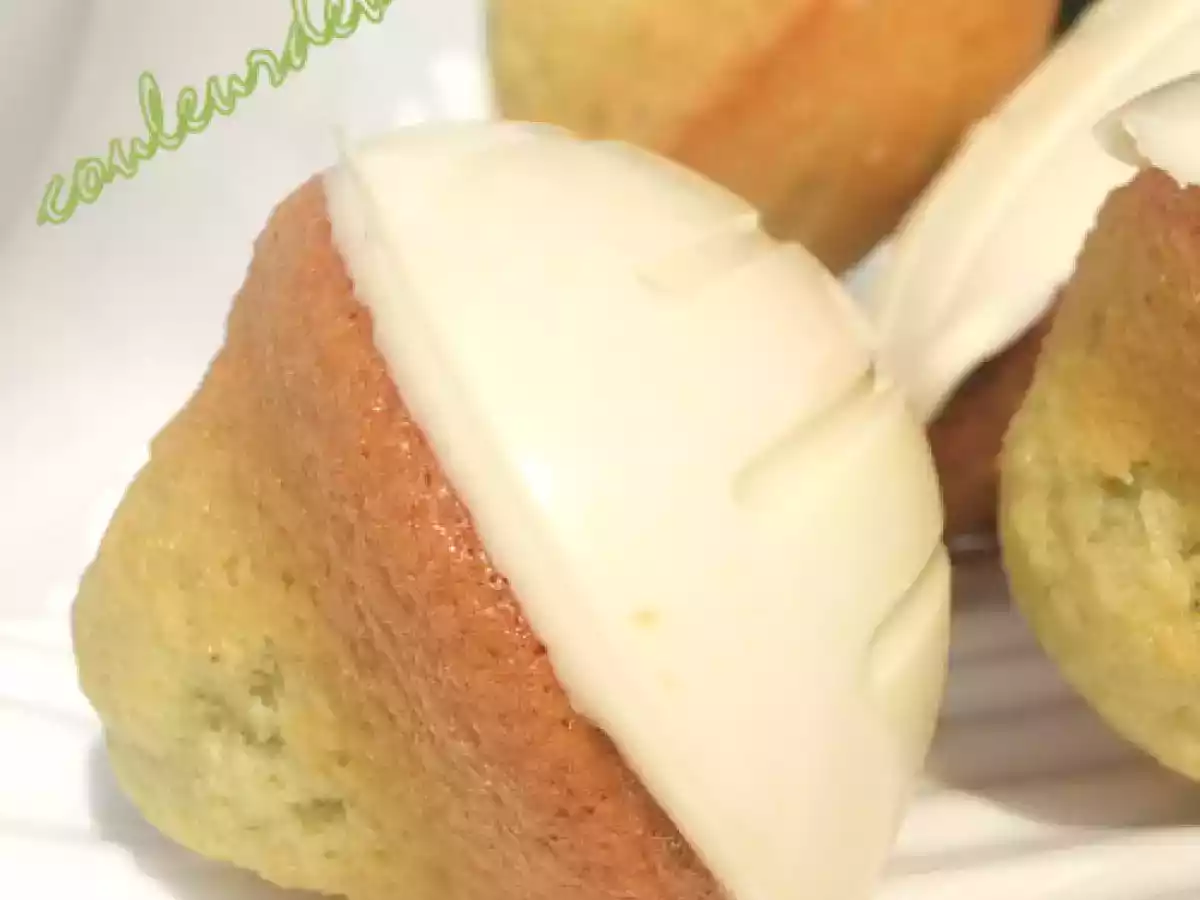 Madeleines à la pistache en coque de chocolat blanc