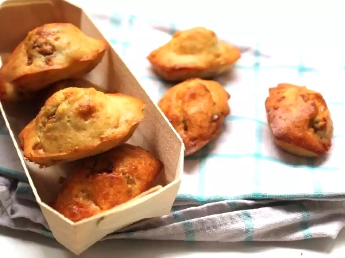 Madeleines au Roquefort et aux raisins secs