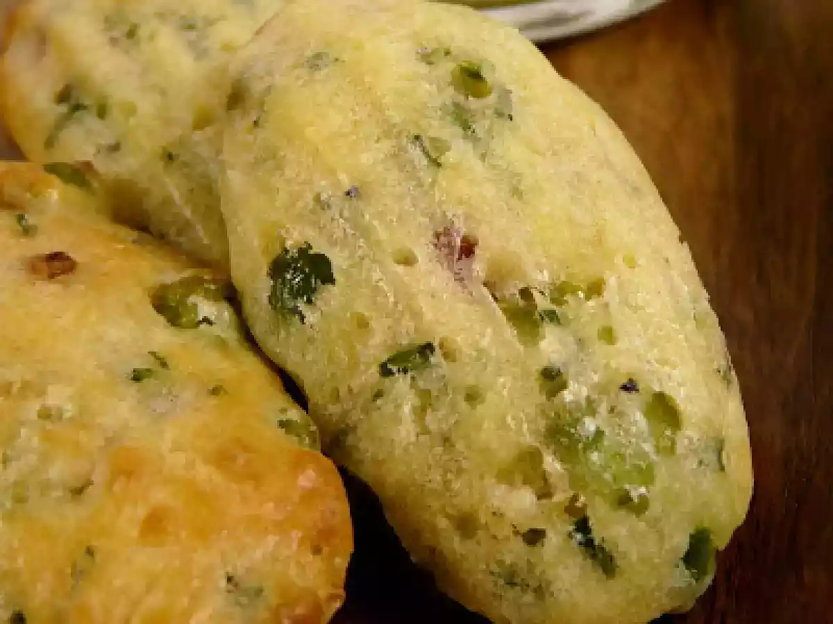Madeleines aux petits pois, lardons pour accompagner une soupe froide aux courgettes
