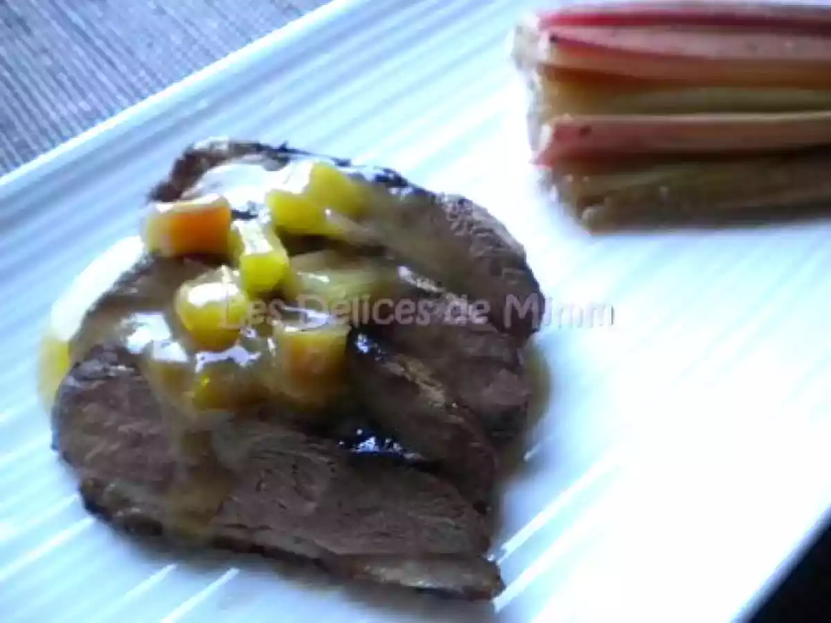 Magret de canard au caramel de rhubarbe et rhubarbe confite