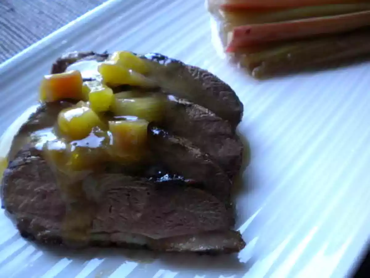 Magret de canard au caramel de rhubarbe et rhubarbe confite - photo 2
