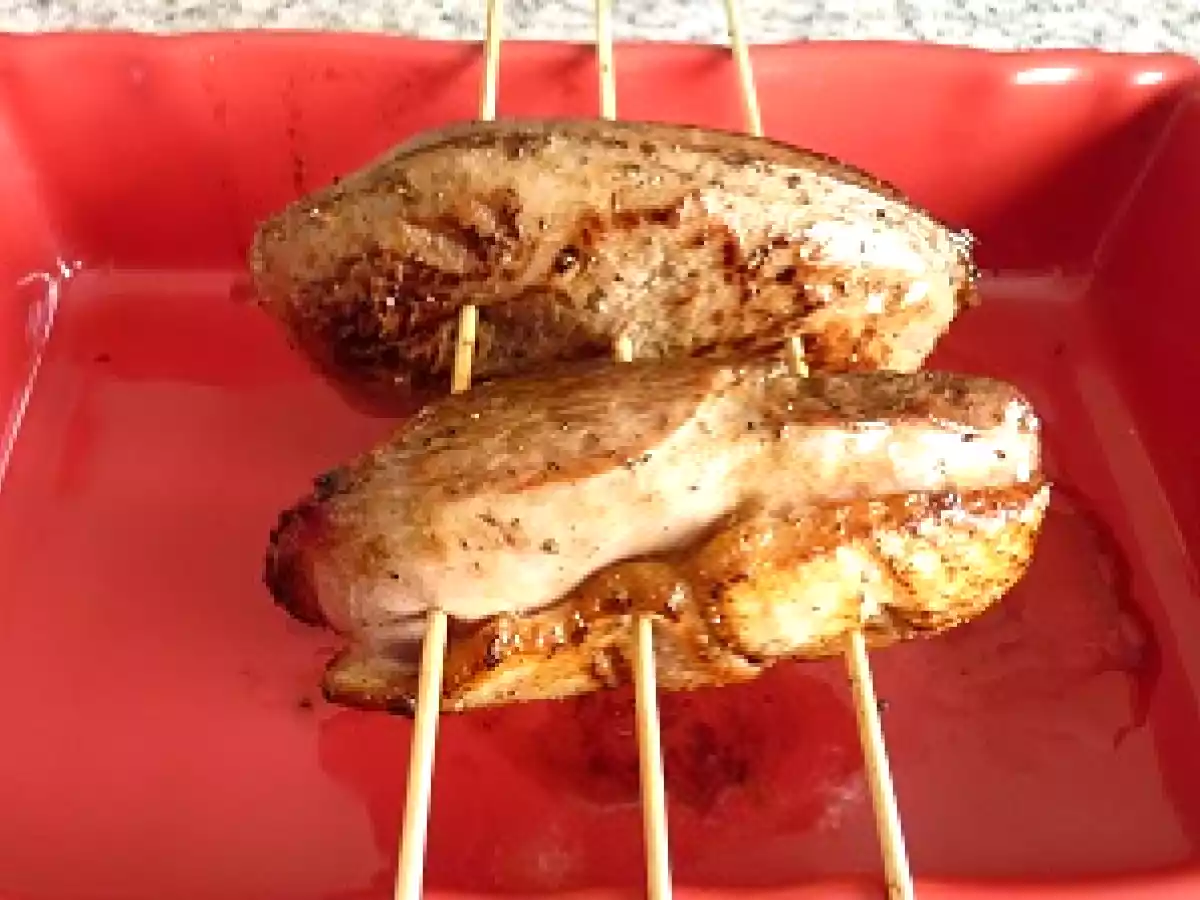 Magret de canard au four cuit en brochette