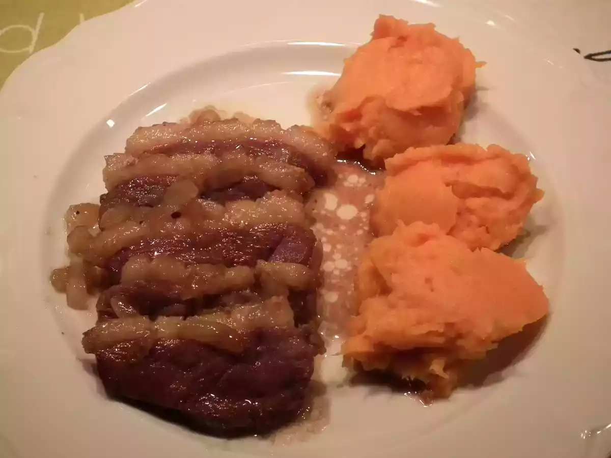 Magret de canard aux oignons caramelisés