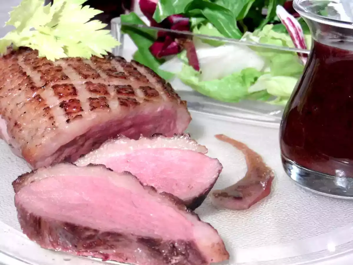 Magret de canard rôti à la confiture de griottes acidulées - photo 2