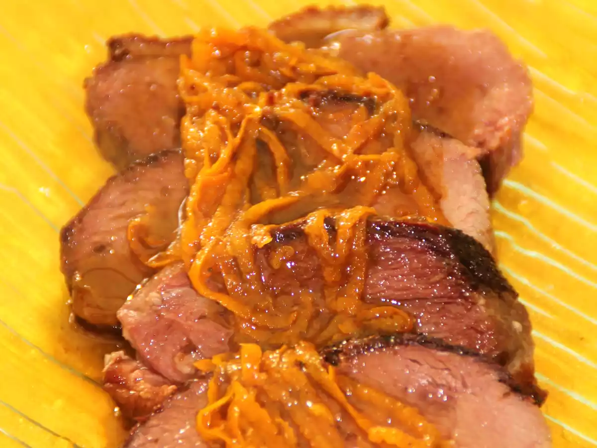 Magret de canard sauce à l'orange et pain d'épices