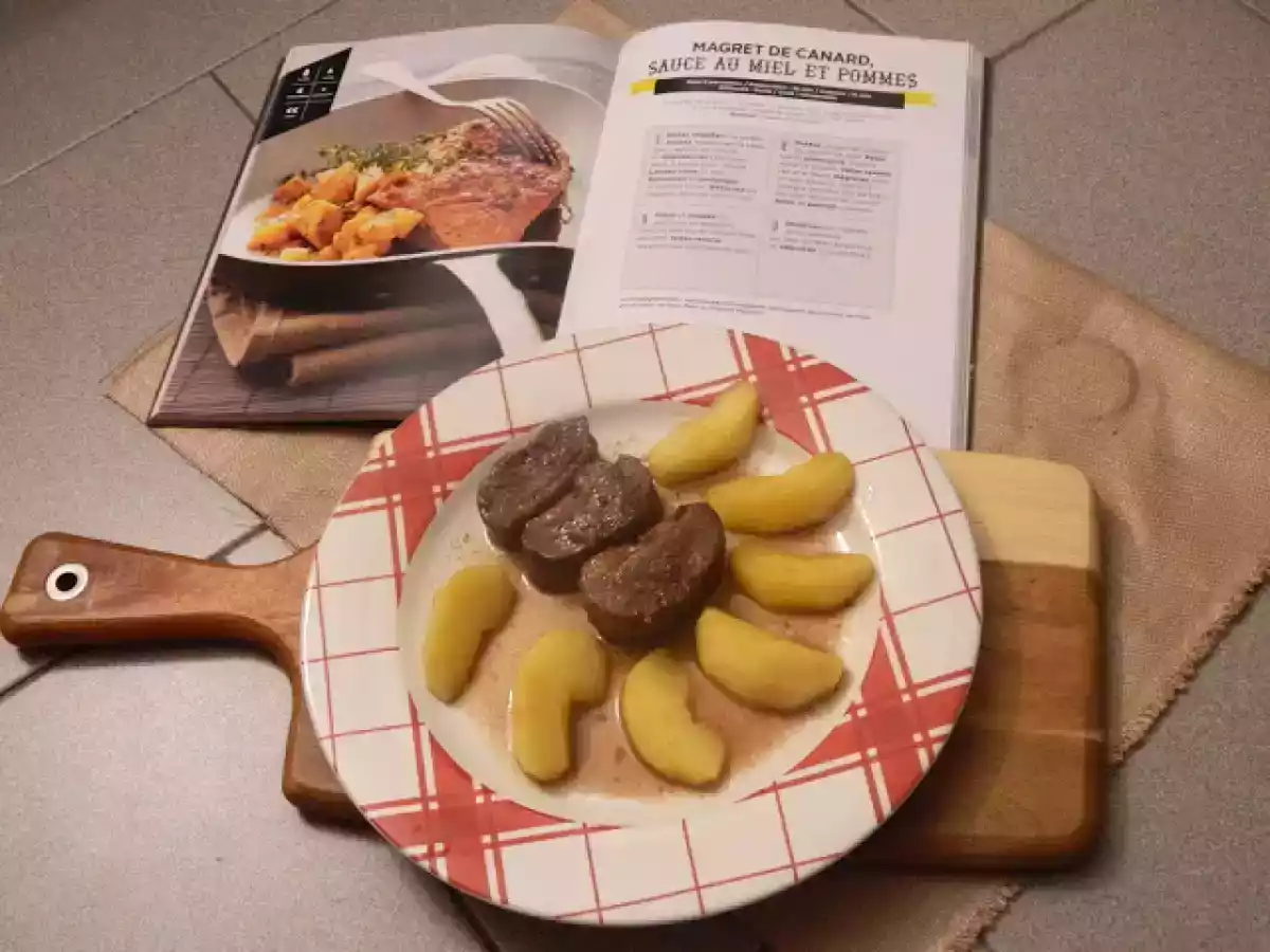 Magret de canard, sauce au miel et pommes.