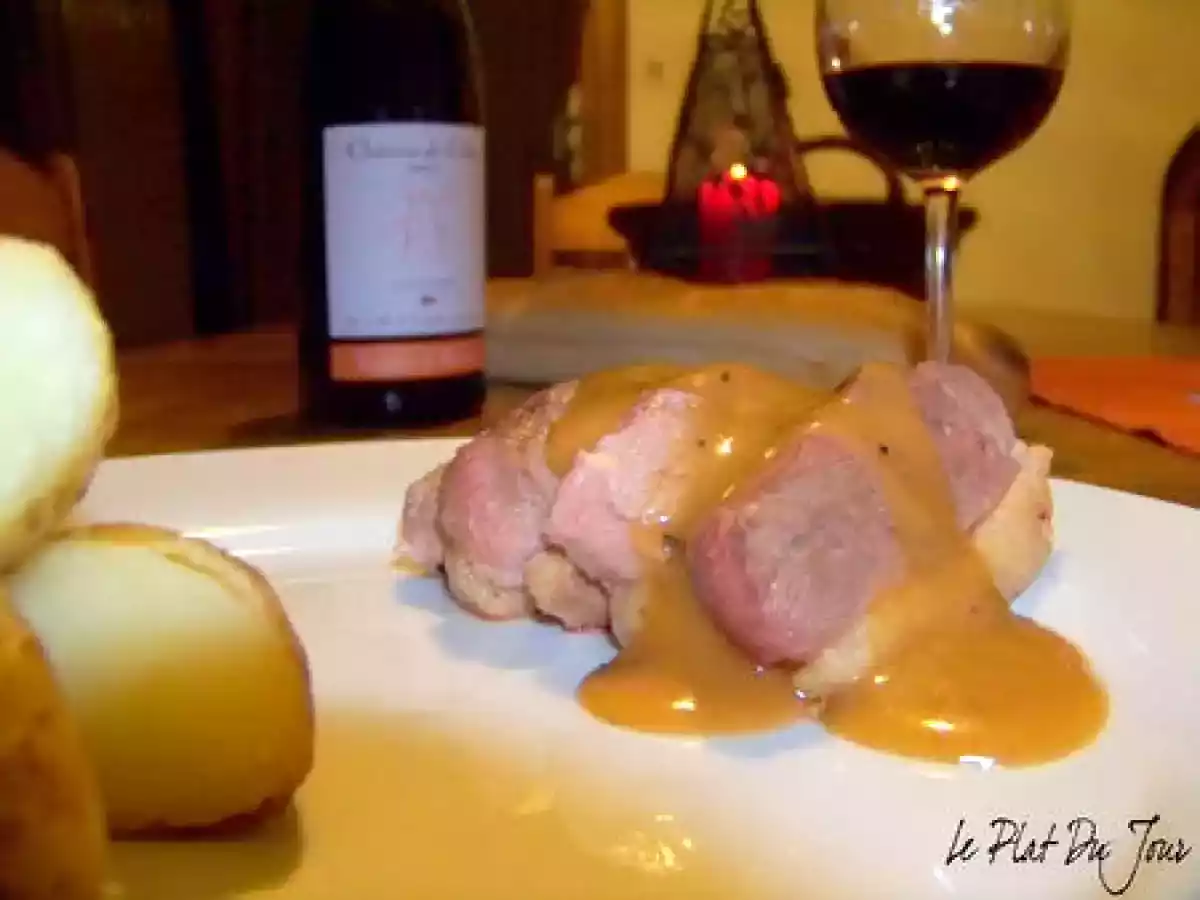 Magret de canard sauce périgueux, pommes de terre nouvelles à la graisse d'oie