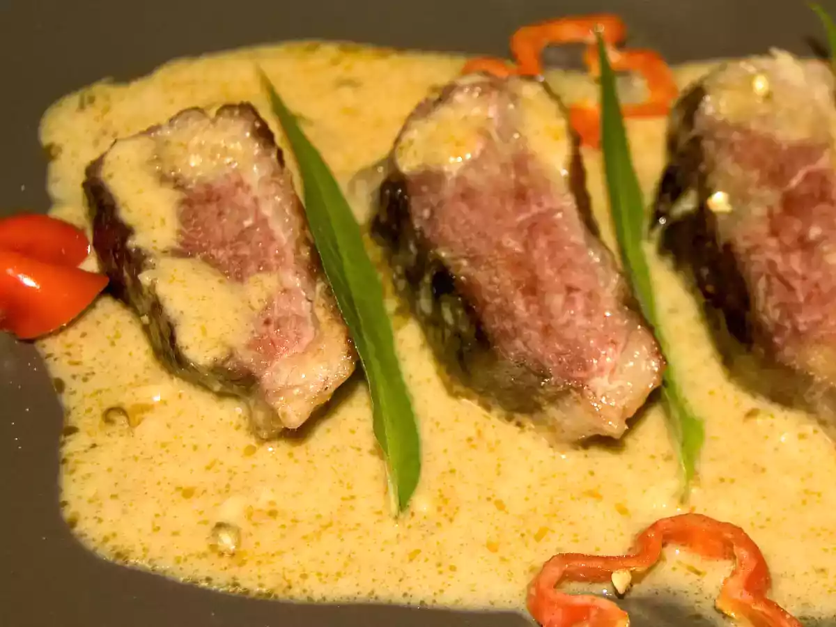 Magrets de canard au curry rouge.