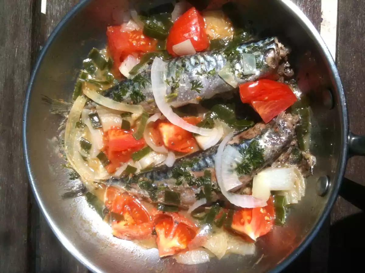 Maquereaux à la poêle aux tomates et oignons nouveaux