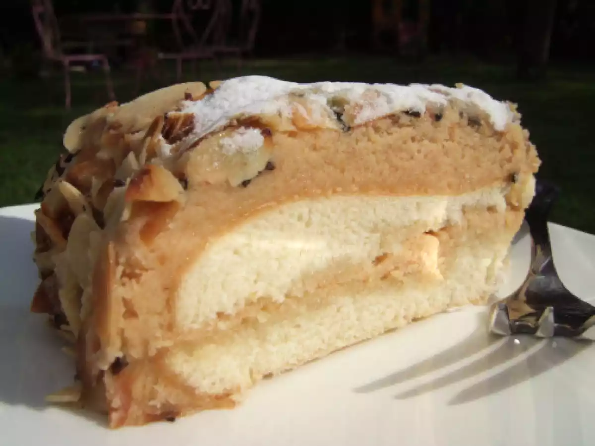 Mascotte (génoise fourrée à la crème au beurre pralinée)