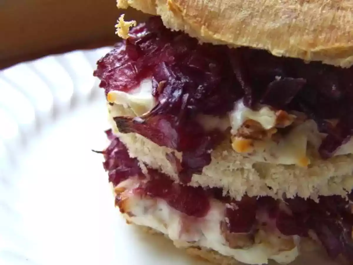 Maxi burger végétarien chou rouge, chèvre & noix